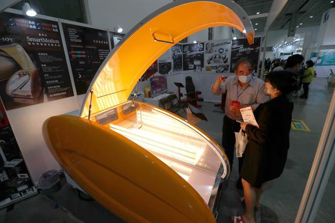 第六届臺湾医疗科技展1日开幕，厂商示范类似高压氧气舱的近红外深层光热系统，在舱内提供近红外线的照射，民眾每次可躺在舱内1小时，达到排毒、消炎、提高免疫功能与促进代谢活动的功能。（郑任南摄）