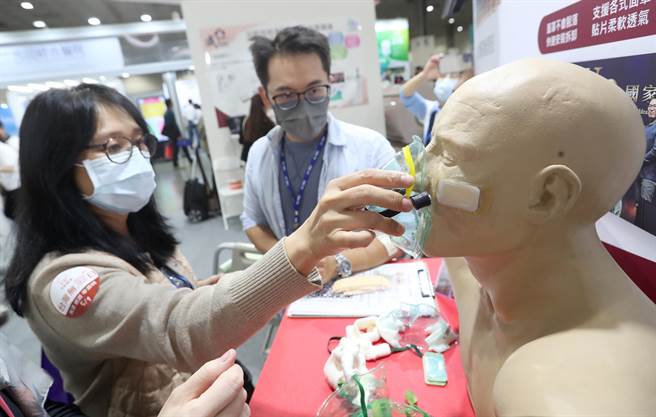 第六届臺湾医疗科技展1日开幕，成大医院示范自行研发的专利氧气面罩固定装置，藉由磁铁吸附导磁片取代传统的松紧带，避免面罩与绑带压伤，维持面部乾净舒适，且可以妥善固定面罩而不位移。（郑任南摄） 