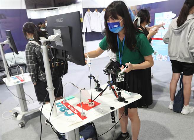 第六届臺湾医疗科技展1日开幕，秀传亚洲微创手术中心提供内视镜缝合手术操作现场教学体验，让参展的相关科系学生得到训练微创手术的宝贵经验。（郑任南摄） 