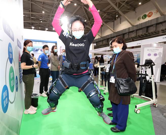 参展厂商示范动力外骨骼机器人装置「启而走」，该产品是用于下肢活动的辅助动力装置，针对因病造成行走功能退损者的復健需求，藉由自由行走改善肌力、心肺功能病提升活动能力。（郑任南摄） 