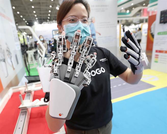 参展厂商示范上肢及指掌功能训练设备有如电影中魔鬼终结者的手掌，此设备主要是针对手部功能损伤民眾进行復健训练。（郑任南摄） 