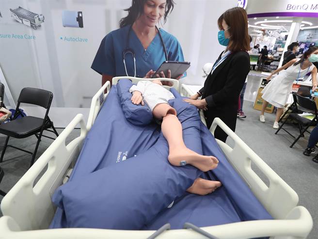 参展厂商示范可以定时自行翻身的气垫床，大量节省卧病在床民眾需要外力翻身的劳力需求，唯独价位不低目前只有少数的医院及安养机构有需求而购入使用。（郑任南摄） 