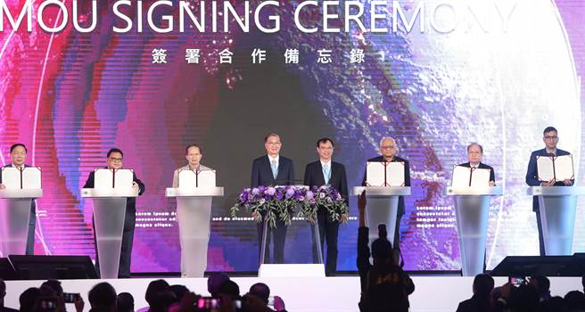 第六届臺湾医疗科技展1日开幕，由生策会副会长杨泮池（中左）与卫福部长石崇良（中右）邀请东协代表110家合作的医院代表签署合作备忘录，代表未来将共同合作发展智慧医院、数位医疗及国际健康等服务。（郑任南摄）