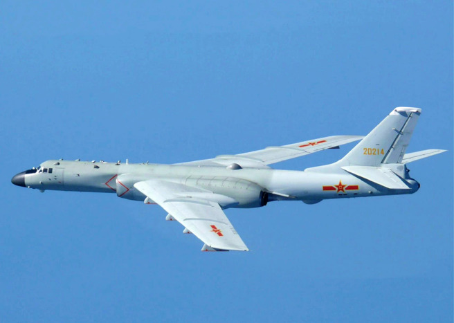 俄羅斯圖波列夫95型戰略飛彈轟炸機與中國人民解放軍空軍轟-6戰略轟炸機（圖）空中編隊，在日本海和東海海域進行空中巡邏。（圖／新華社）