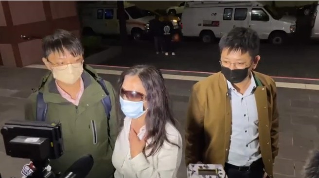 台北市議員應曉薇涉嫌賄選遭搜索，1日晚間到台北地檢署應訊時戴著大墨鏡，被堵訪時直說「冤枉」。（翻攝中天新聞網）