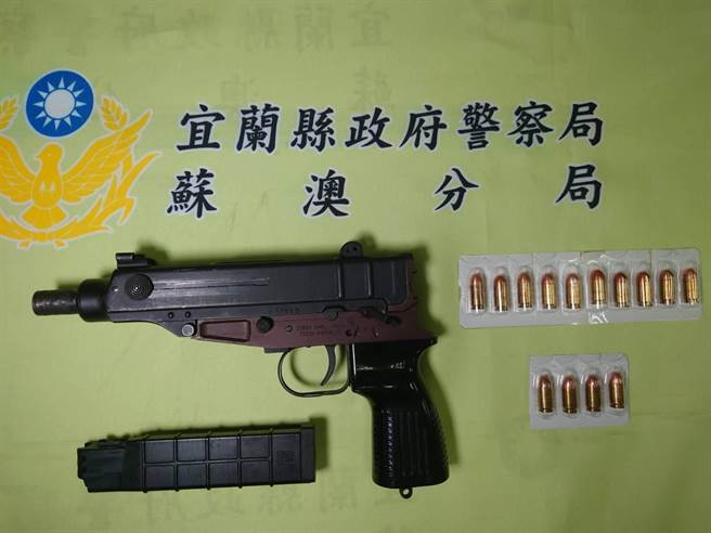 警方在潘嫌使用的自小客车内查获非制式长枪1枝、弹匣1个、子弹14颗及毒品1包等证物。（宜兰县警察局苏澳分局提供／吴佩蓉宜兰传真）