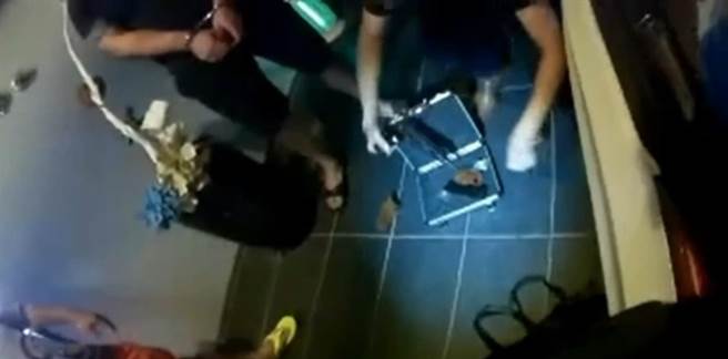 警方在潘嫌使用的自小客车内查获非制式长枪1枝、弹匣1个、子弹14颗及毒品1包等证物。（宜兰县警察局苏澳分局提供／吴佩蓉宜兰传真）