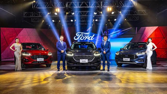（福特六和汽车1日上市Kuga Vignale与Kuga 2023年式新车，福特六和副总经理黄煌文(左二)与行销处长沈仁伟(右二)为新车站台。图／业者提供）
