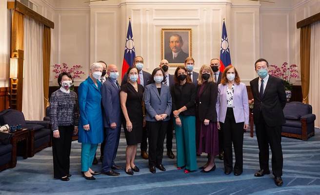 总统接见华府智库访团 前眾议员透露华府这件事得到跨党派支持。(总统府提供)