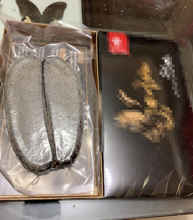 男子买了乌鱼子但放在常温下太久忘了，结果乌鱼子整片黑化，包装袋还浮一层疑似发霉的白色斑点。（翻摄自脸书爆废公社公开版）