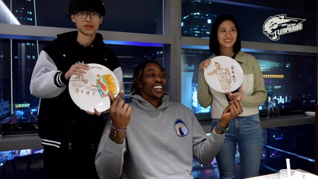 霍华德遵守承诺今天请两名球迷吃火锅。(桃园永丰云豹提供)