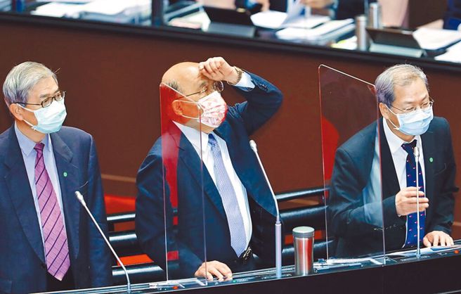内阁改组声浪频传，东华大学教授施正锋预测，很可能是苏嘉全接阁揆。图为苏贞昌率领阁员备询。资料照片