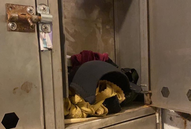 人妻因为信箱锁头坏了一直没去修理，直到某天她看见信箱塞了原味内衣裤，崩溃喊「好噁心的一幕」。（翻摄自脸书爆废公社公开版）