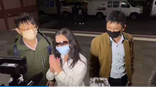 應曉薇(中)被檢舉以餐會方式賄選，1日晚間檢察官訊後無保請回。(翻攝中天新聞網)