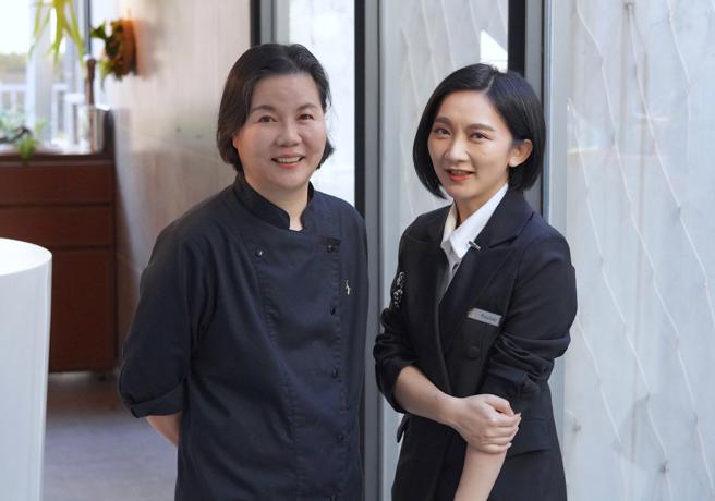 米其林1星餐厅盐之华法式餐厅主厨黎俞君（左）及今年拿下「米其林服务大奖」的盐之华经理余佩凌（右）。（何书青摄）