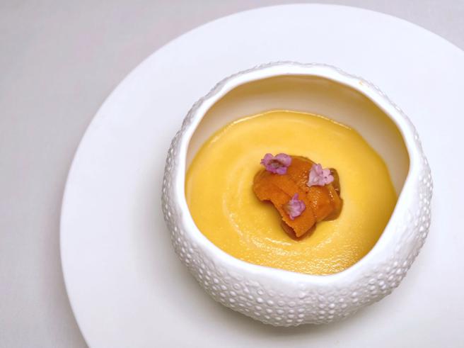 海胆蒸蛋/米舒芙蕾/芝麻/海苔。（何书青摄）