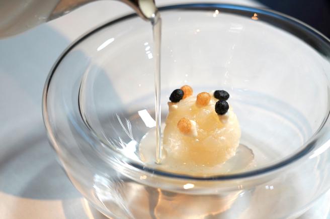 澎湖软丝米粒/炸酥球/起司酱/香茅油。（何书青摄）