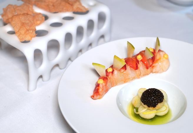 龙虾/鱼子酱/青苹果/芦笋/龙虾美乃滋/炸龙虾脆饼。（何书青摄）