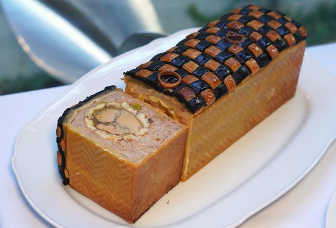 皇家肉派/鳗鱼/鸭肝/猪肉/红酒洋葱果酱。（何书青摄）