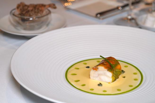 蒸栉瓜花鳕鱼卷/栉瓜酱/奶油鱼汤/酸豆酱/虾夷葱/鱼皮。（何书青摄）