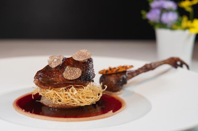 推荐必尝主菜「龙眼木烤乳鸽/大头菜/草莓甜菜汁/栗子泥/黑松露/杏仁咖啡糖片。」（何书青摄）