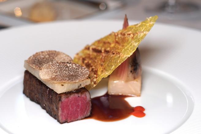 龙眼木烤日本和牛菲力/发酵黑松露/洋葱/皱叶高丽菜。（何书青摄）
