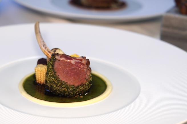 龙眼木烤小羔羊/香料麵包/薄荷酱汁。（何书青摄）