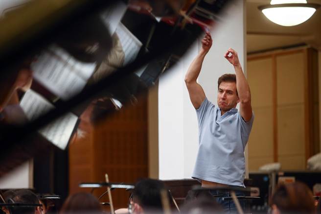 愛沙尼亞指揮家米哈爾．格列茲（Mihhail Gerts）首度來台，將和丹麥天才大提琴家安德瑞斯．布蘭德里德（Andreas Brantelid）同台演出艾爾加大提琴協奏曲，還有愛沙尼亞作曲家愛沙尼亞國寶作曲家帕特（Arvo Part）的《天鵝之歌》，樂團為台北市立交響樂團。（鄧博仁攝）