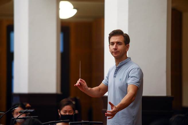 米哈爾表示，管弦樂團對指揮而言，是一個美麗且活生生的樂器。（鄧博仁攝）