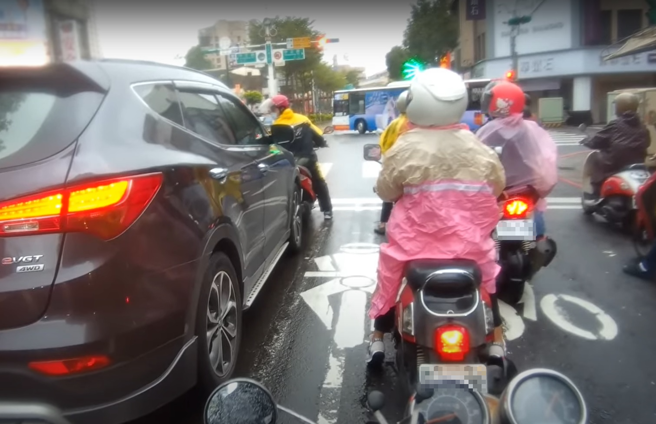 有骑士拍到1辆休旅车不明原因不断「往前噜」，直到亲上前方机车才停下。（翻摄自YouTube频道「WoWtchout - 地图型行车影像分享平台」）