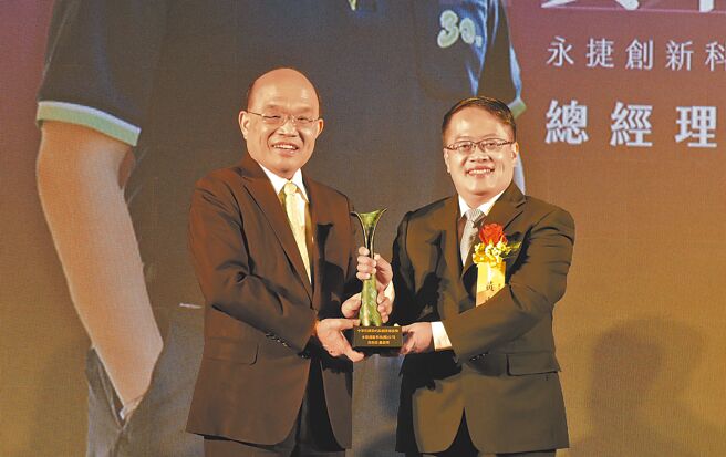 永捷创新总经理黄南豪（右），具备强而有力的执行力，获颁创业相扶奖，是张佑铭不可或缺的得力帮手。图／叶圳辙