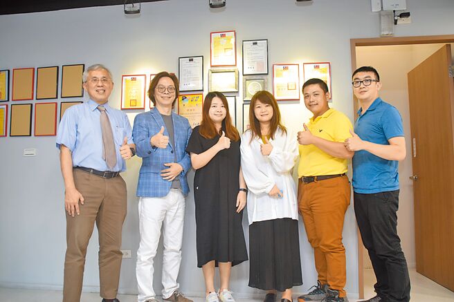 士宣新經營團隊，總經理林亮光（左起）、技術長高志浩、研發經理朱培君、財務部梁禺方、監製藥師吳啟宏、品管主任黃弘杰。圖／張秉鳳