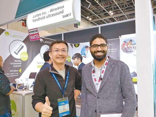 超象科技总经理刘国平（左）与团队研发产制手持无线超音波系统，受国际肯定。图／利汉民