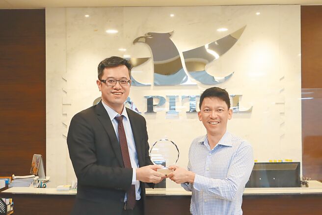 群益期货业务部副总黄维本（左）接受芝商所农产品执行总监刘文卫（右）授奖。图／群益期货提供