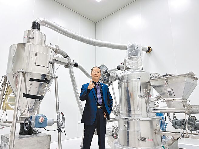 张仁鸿博士介绍负压式生技厂房。图／周荣发