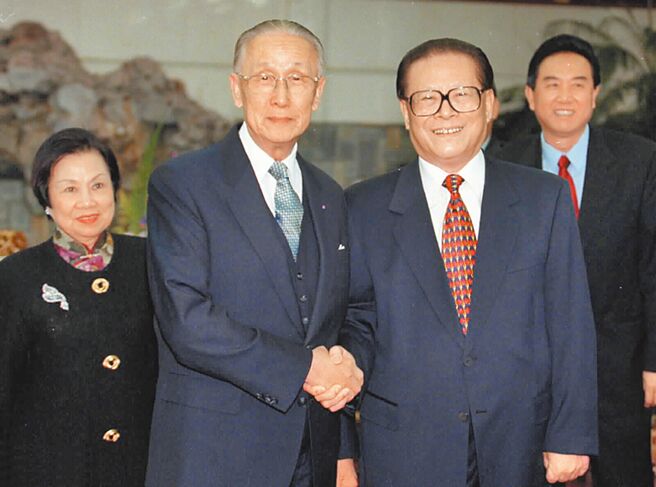 在江泽民时代，两岸开启事务性协商。图为1998年，江泽民在北京会见海基会董事长辜振甫夫妇一行。右一为时任国台办主任陈云林。左一为辜严倬云女士。（新华社）