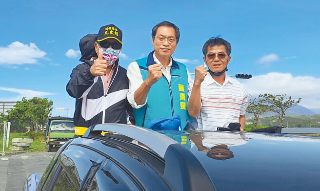 國民黨屏東縣長候選人蘇清泉（中）不滿選舉疑點重重，將提當選無效之訴。（蘇清泉提供／林和生屏東傳真）