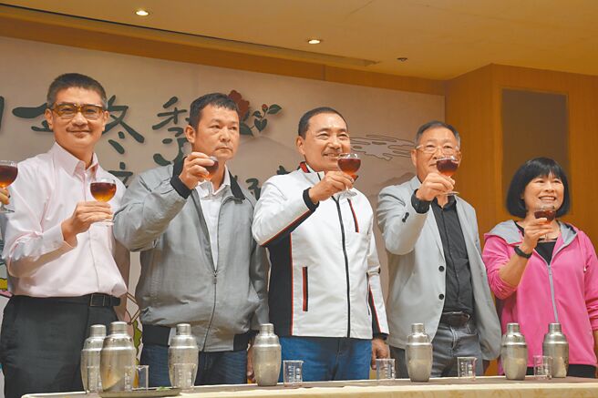 为了推广新北好茶，市府集结优异茶师推出百万冠军茶，媒合米其林星级的「教父牛排」，拓展包种茶通路。（蔡雯如摄）