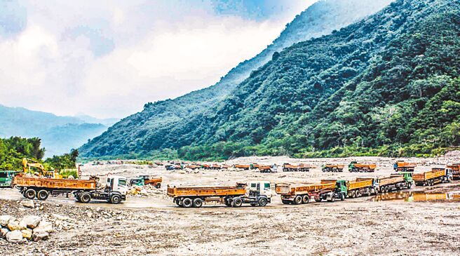 新竹县13年前以公共造产办理油罗溪疏浚工程，每天上百辆砂石车排队进出工地，场面相当壮观。（罗浚滨摄）