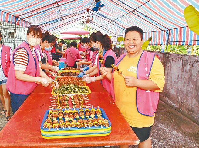 黄晓思（右）与「小蚂蚁行善团」伙伴们制作素食串烧。（林瑞益摄）