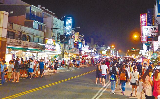 恒春半岛夜生活首选垦丁大街，今年参加全台环保夜市票选，获得非六都第1名。（本报资料照片）