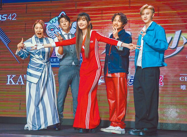 谢依霖（左起）、修杰楷、谢金燕、杨铭威、王子昨开心出席《来吧！营业中2》卡司公布记者会。（粘耿豪摄）