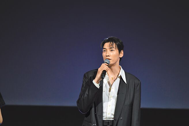 丁海寅（见图）、李圣经、金英光昨出席「2022迪士尼内容发布会」宣传新剧。（迪士尼提供）