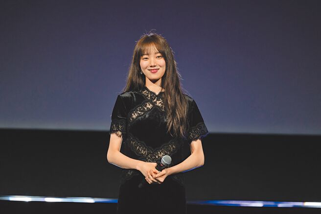 丁海寅、李圣经（见图）、金英光昨出席「2022迪士尼内容发布会」宣传新剧。（迪士尼提供）