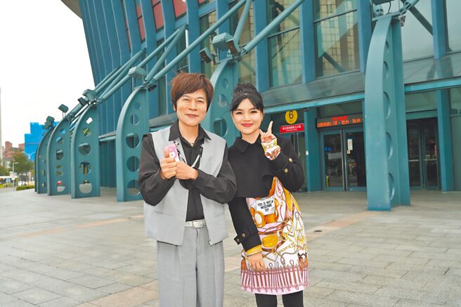 洪榮宏（左）昨宣布小巨蛋演唱會首位嘉賓為談詩玲，2人一起響應捐血活動。（寬宏藝術提供）