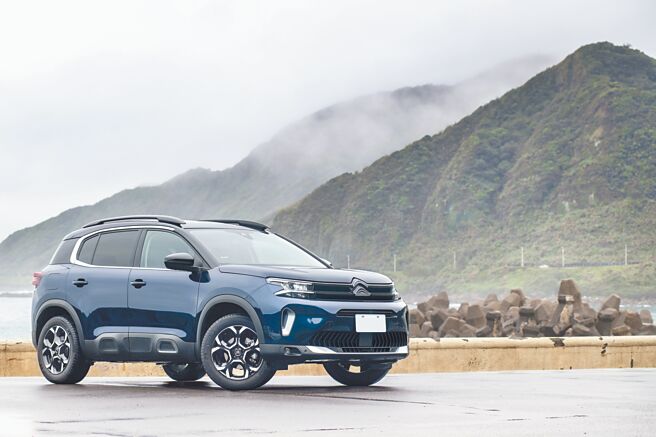 CITROEN C5 AIRCROSS承襲自CITROEN CEXPERIENCE概念車設計語彙，呈現兼具前衛與科技的風格，試駕車為FEEL PACK版，售價130.9萬元。（陳大任攝）