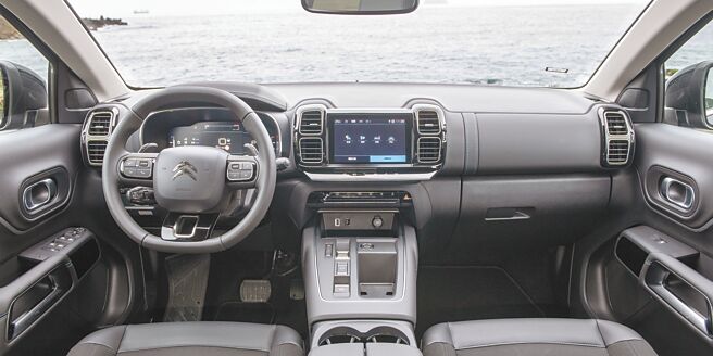 儀表控台各項功能配置與收納設計都相當合宜。（陳大任攝）