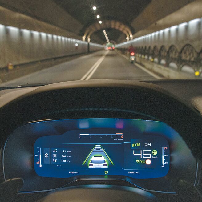 各項行車資訊一目了然。（陳大任攝）