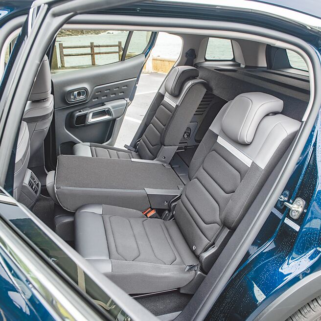 3張獨立後座椅可分離傾倒。（陳大任攝）