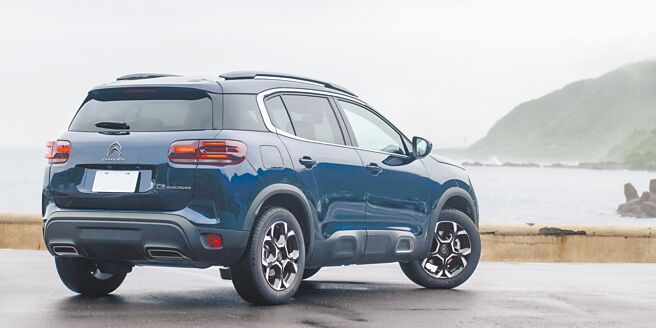 從車尾往前看去，C5 AIRCROSS擁有圓融飽滿的曲線。（陳大任攝）